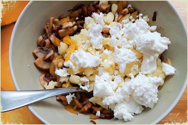 Пирожки из пресного сметанного теста. Быстро и вкусно.Простой рецепт, быстрое приготовление и очень ... - 3