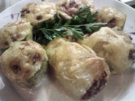 Овощи, фаршированные мясом, в сметанном соусе.ИнгредиентыКабачки - 2 шт.Баклажаны - 2 шт.Перец ... - 3