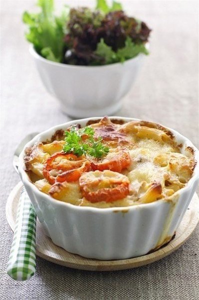 Макароны, запеченные с помидорами под сыром.#горячее@just__cookИнгредиенты:Макароны - 300 гЧеснок - ...