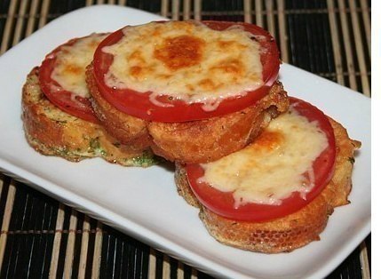 Гренки с помидорами и сыром к завтраку. Ингредиенты на 1 порцию: - 3 кусочка хлеба, лучше всего от ... - 6