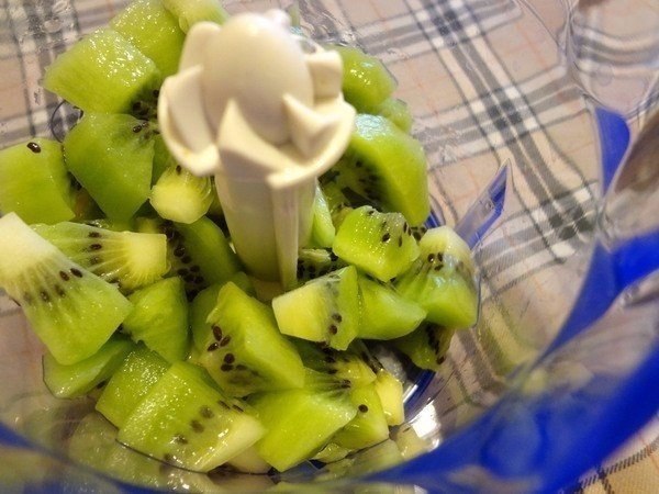 Полезный десерт с киви и орехами.Ингредиенты:Киви — 3-4 шт.Кокосовая стружка (для конфет) — 150 ... - 3