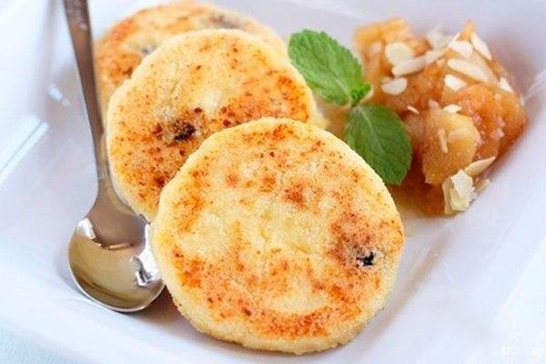 Сырники из творога с манкой. .Ингредиенты: -Творог 5-9% жирности — 600 Грамм -Крупа манная — 180 ...