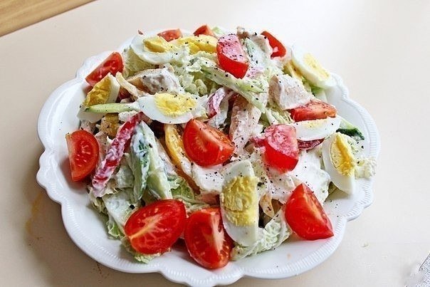 Диетический куриный салатик.Это вкусный, сытный и полезный салатикИнгредиенты:Филе куриное — 400 ...