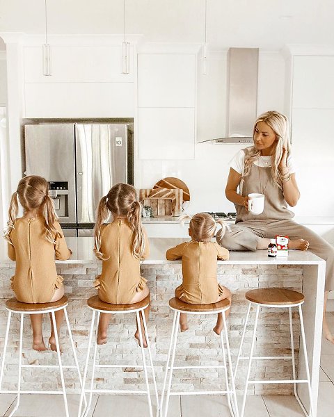 Очаровательная мамочка с тремя дочками.Автор: the.quinn.girls (Инстаграм)#настроение@ican - 4