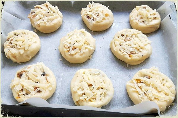 Пирожки из пресного сметанного теста. Быстро и вкусно.Простой рецепт, быстрое приготовление и очень ... - 5