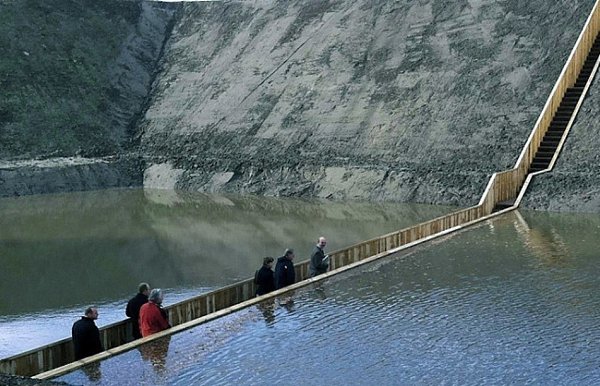 В Голландии есть мост, который расположен ниже уровня воды. Прошлись бы?