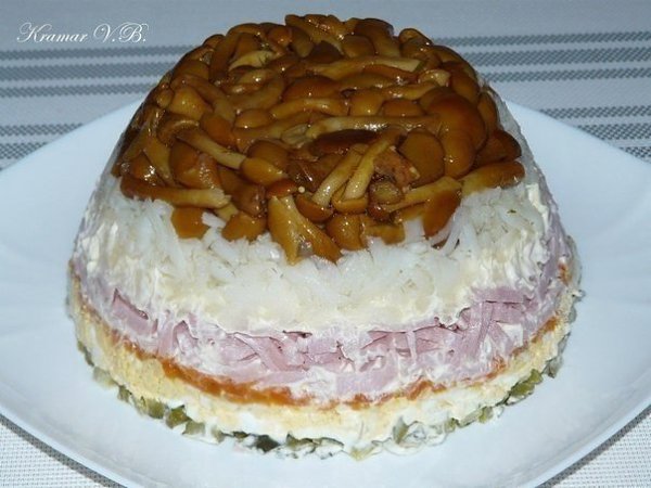Салат с маринованными опятами.Автор: Вероника КрамарьНам потребуется:маринованные опята 450 ...