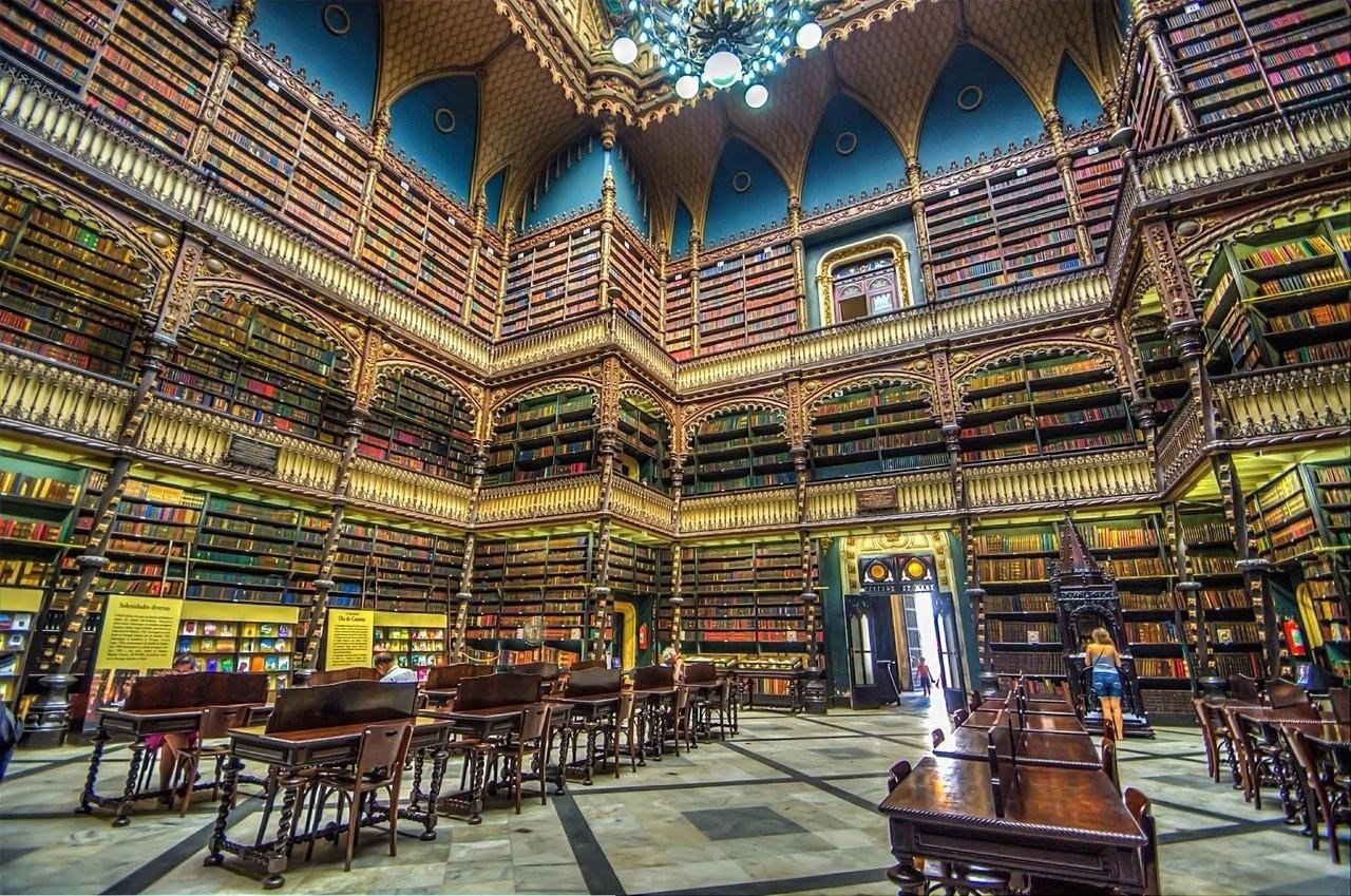 Библиотека является центром. Португальская Королевская библиотека, Рио-де-Жанейро, Бразилия. Королевский португальский читальный зал в Рио-де-Жанейро. Португальская Королевская библиотека, Бразилия. Королевская библиотека в Рио де Жанейро.