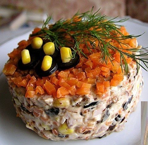 Очень вкусный салатик! Ингредиенты: 400гр. белого куриного мяса, 100 гр. чернослива, 1 морковь, 2 ...