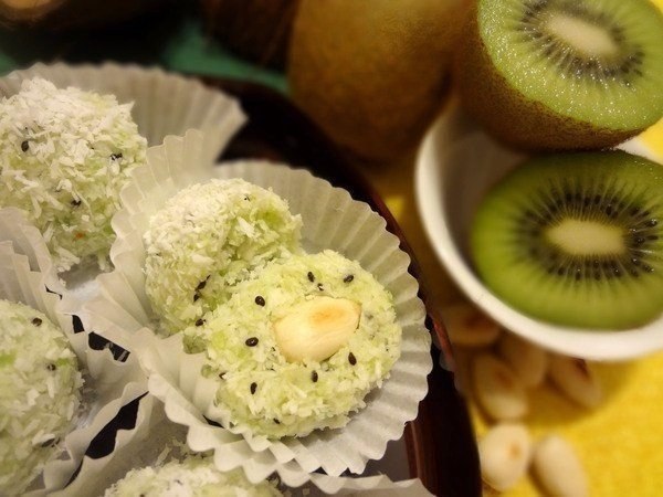 Полезный десерт с киви и орехами.Ингредиенты:Киви — 3-4 шт.Кокосовая стружка (для конфет) — 150 ...