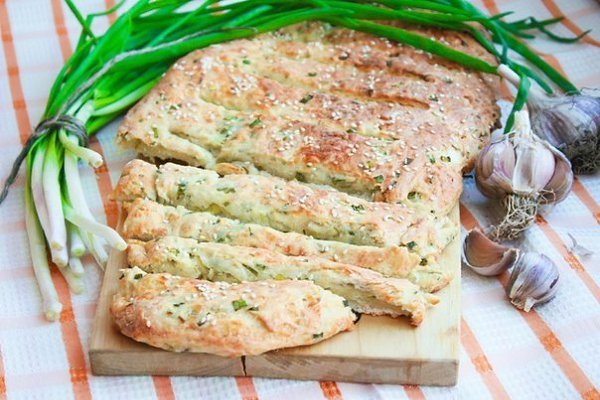 Луково - сырный хлеб. .Он очень ароматный и такой вкусный!!!Вам потребуется:1 ч.л. сухих дрожжей3 ... - 4
