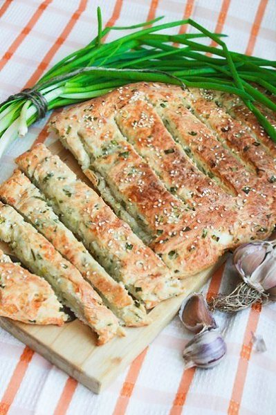 Луково - сырный хлеб. .Он очень ароматный и такой вкусный!!!Вам потребуется:1 ч.л. сухих дрожжей3 ...