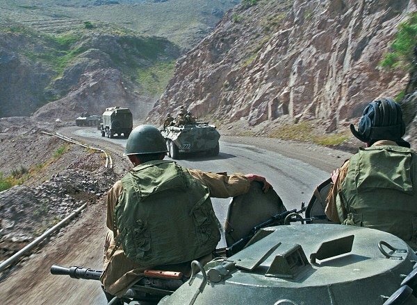 Колона бронетехники ВС СССР движется через перевал Саланг. Демократическая республика Афганистан. 16 ...