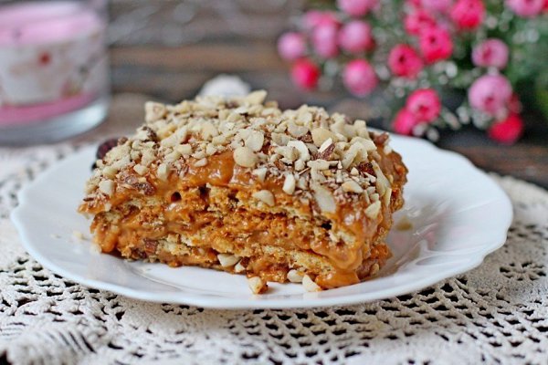 Торт без выпечки с вареной сгущенкой и орехами.Ингредиенты:Печенье (сухое) — 300 гКофе (натуральный) ...