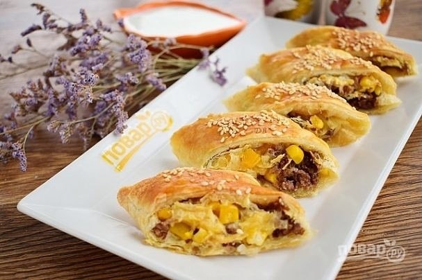 Быстрые пирожки с фаршем, сыром и кукурузой.Ингредиенты:Тесто слоеное — 250 ГраммФарш мясной — 200 ...