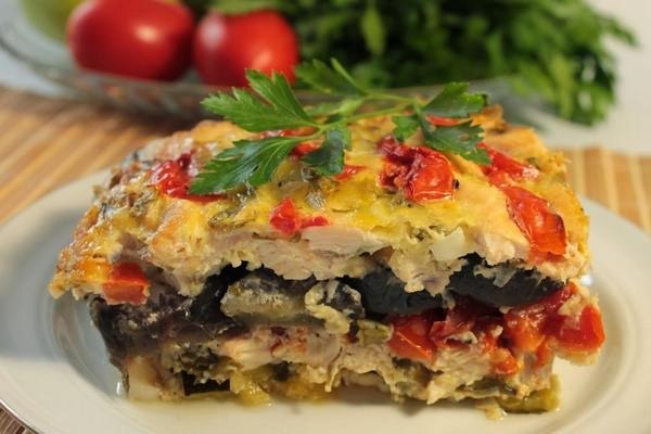 Куриное филе под баклажанами и сыром в духовке.ИНГРЕДИЕНТЫкуриное филе 300 гсыр твердый 100 ...