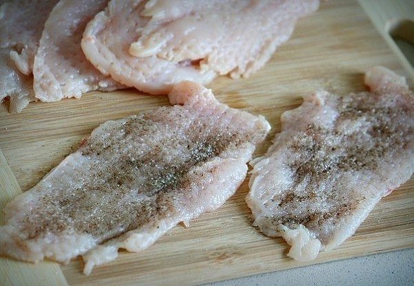 Куриные рулетики в беконе .Ингредиенты: -Куриные грудки или очищенные филе — 2 шт. -Творожного сыр ... - 2