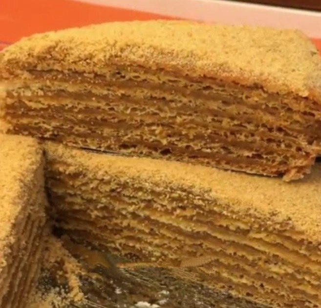 Торт который тает во рту! Коржи: Сахар 1/2 стакана Яйцо 1 шт Растаявшее сливочное масло 40 гр Мёд 1 ...