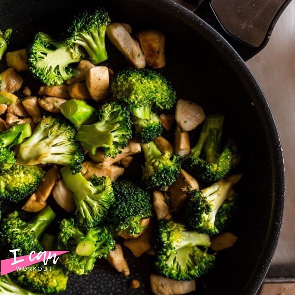 Невероятно простой и вкусный фитнес-ужин.Ингредиенты:Куриное филе — 150 гБрокколи — 300 гОливковое ...