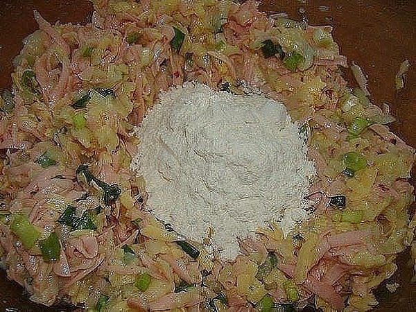 Вкуснейшие и нежнейшие биточки.Ингредиенты:- 4 шт вареного картофеля- 100 гр твердого сыра- 150 гр ... - 3