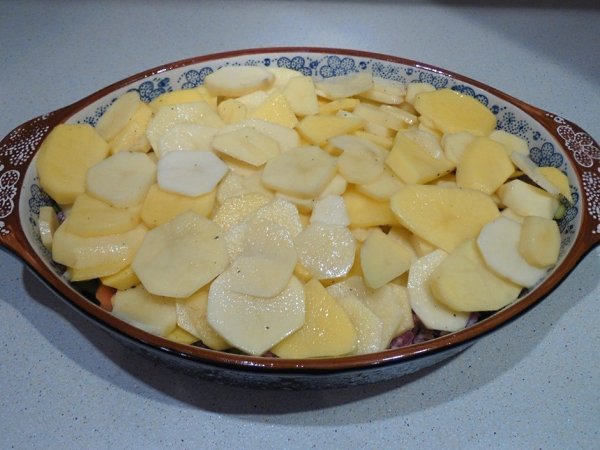 Запеченный картофель с фаршем.Ингредиенты:Картофель — 600 гФарш мясной — 350 гПерец — 1 шт.Помидоры ... - 4