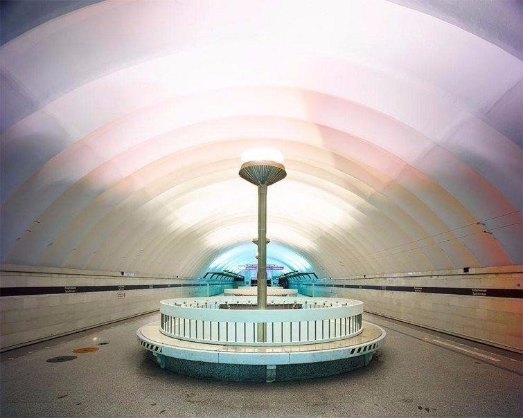 Запредельно красивые фотографии московского и питерского метро без людей, на съемку которого ...