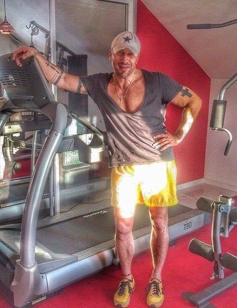 Дмитрий Нагиев для своих 52 очень даже не в плохой форме, я скажу! - 3