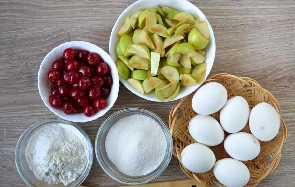Пышная шарлотка с вишней и яблоками.Ингредиенты:Яйца — 7 шт.Мука — 7 ст. л.Сахар — 7 ст. л.Ванильный ... - 2