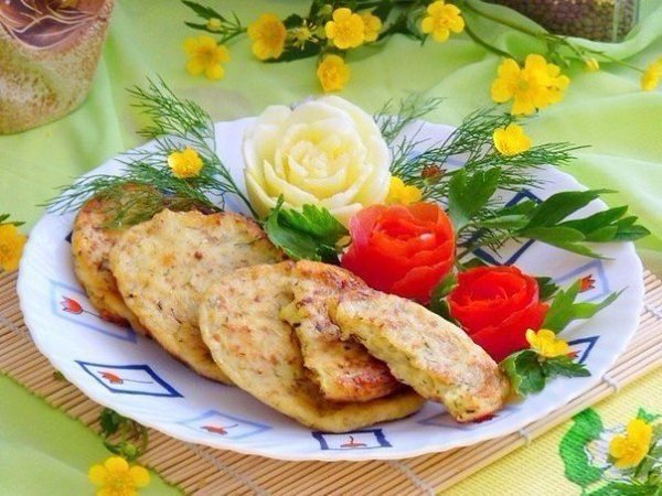 Кабачково-сырные оладьи.Ингредиенты:Кабачки - 200 гСыр (твердый) - 100 гМука - 3 ст.л.Укроп - по ...