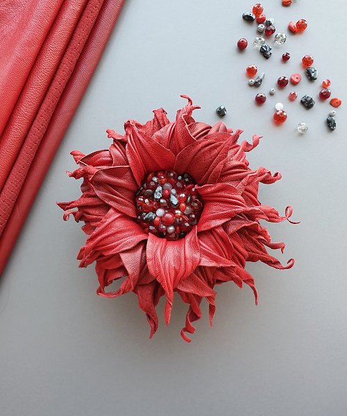 #украшение@fan_handmade.Брошь создана из кожи! Цветок создан из четырёх ярких оттенков кожи с не ... - 3