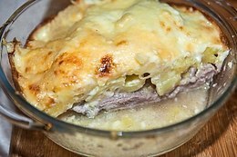 МЯСО ПО-КАПИТАНСКИ .ИНГРЕДИЕНТЫ: 300-400 граммов свинины 4 средних картофелины 1 средняя ...