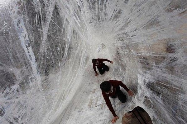 Арт-группа Numen сделала самую большую паутину в мире из скотча и пленки