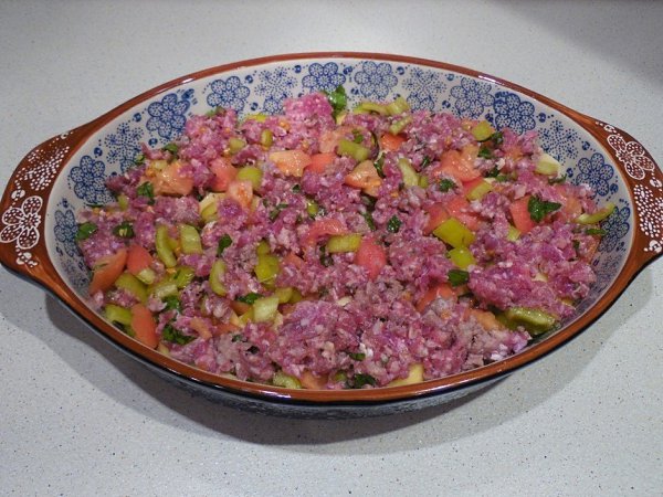 Запеченный картофель с фаршем.Ингредиенты:Картофель — 600 гФарш мясной — 350 гПерец — 1 шт.Помидоры ... - 3