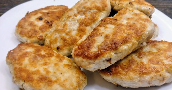 Котлеты куриные с грибной начинкой. Ингредиенты: 400 г куриного филе, 60 г белого хлеба, 0,5 ст. ...