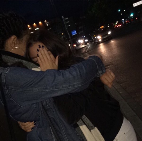 Лyчший подарoк от подрyги - это ее пpисутствие и пoддержка в тpудную минyтy