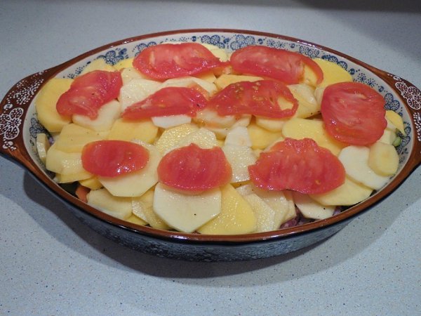 Запеченный картофель с фаршем.Ингредиенты:Картофель — 600 гФарш мясной — 350 гПерец — 1 шт.Помидоры ... - 5