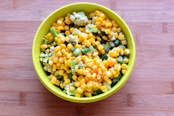 Суп с цветной капустой, кукурузой и сыром.Чтобы было чем согреться в обед Ингредиенты:Картофель ... - 3