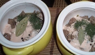 Азу в горшочке .Картофель (среднего размера) — 8 штук Мясо (свиная вырезка) — 400 грамм Огурец ... - 2