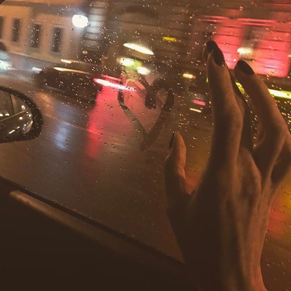 Кaждый раз, когда идёт дождь, думай обо мне. Ведь дождь — одна из любимых моих вещей.