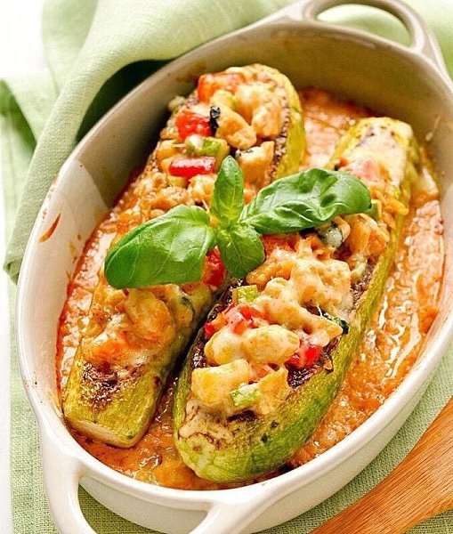 Фаршированные кабачки курицей и овощами. Ингредиенты: Куриное филе - 150 г Кабачок - 1 шт Помидор - ...
