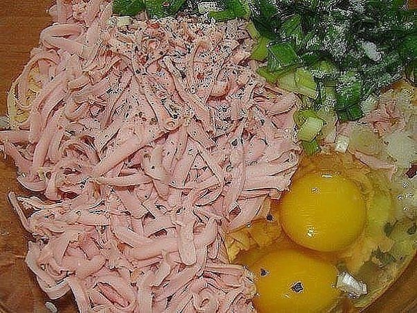 Вкуснейшие и нежнейшие биточки.Ингредиенты:- 4 шт вареного картофеля- 100 гр твердого сыра- 150 гр ... - 2