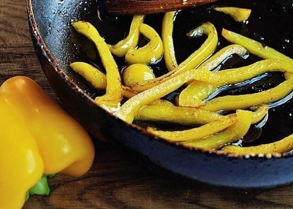 Курица с кармельным луком.Ингредиенты:Куриное филе 500 гПерец болгарский 1/2 шт.Лук репчатый 3-4 ... - 3