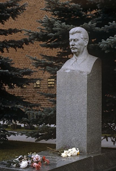 49 лет назад, 25 июня 1970 года, на могиле Иосифа Виссарионовича Сталина у Кремлевской стены был ...