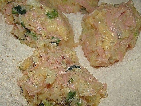 Вкуснейшие и нежнейшие биточки.Ингредиенты:- 4 шт вареного картофеля- 100 гр твердого сыра- 150 гр ... - 4