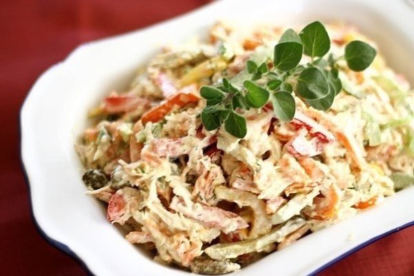 Салат с куриным филе, сыром и орехами . Итого на 100 грамм 133 ккалБ/Ж/У 14.2 / 7.5 / ...