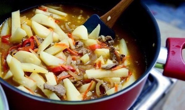 ЛАГМАН.ИНГРЕДИЕНТЫ: 650 гр. мякоть говядины 4-5 ср.картофеля 2ср.лук 3 зубчика чеснока 1 красный ... - 5
