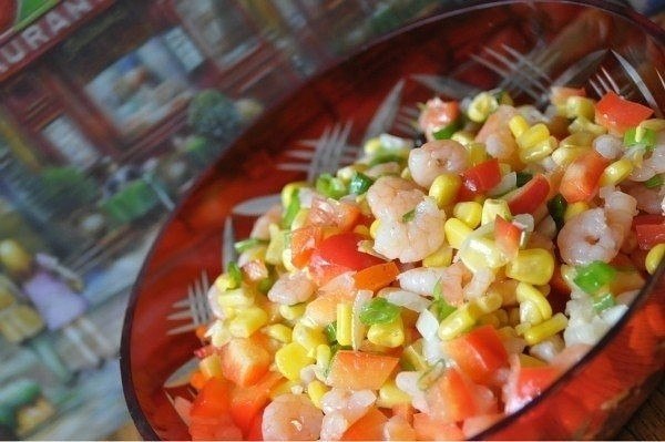 Праздничный, яркий, вкусный салат с креветками .Для приготовления понадобится: 300-400 гр креветок 1 ...