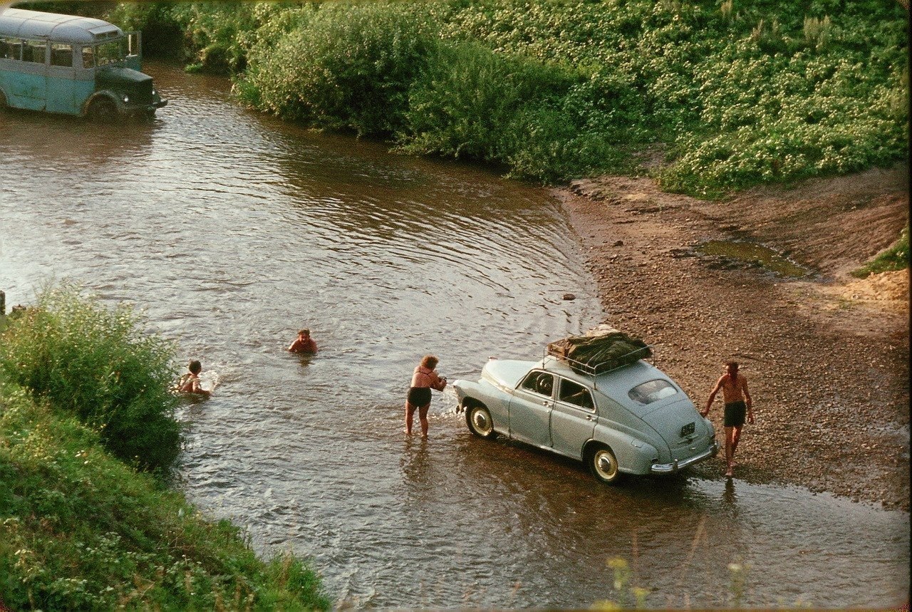 Мытье машины в реке