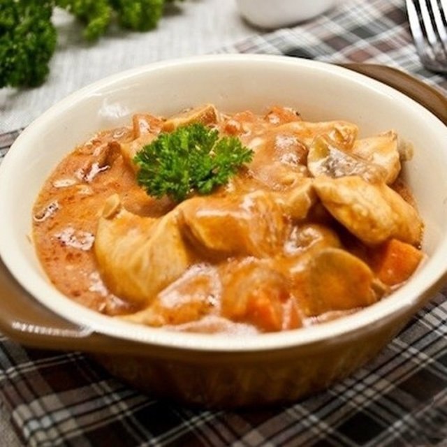 Гуляш из куриного филе .Итого на 100 грамм - 107.88 ккал: Белки- 17.74 Жиры - 1.74Углеводы - ...