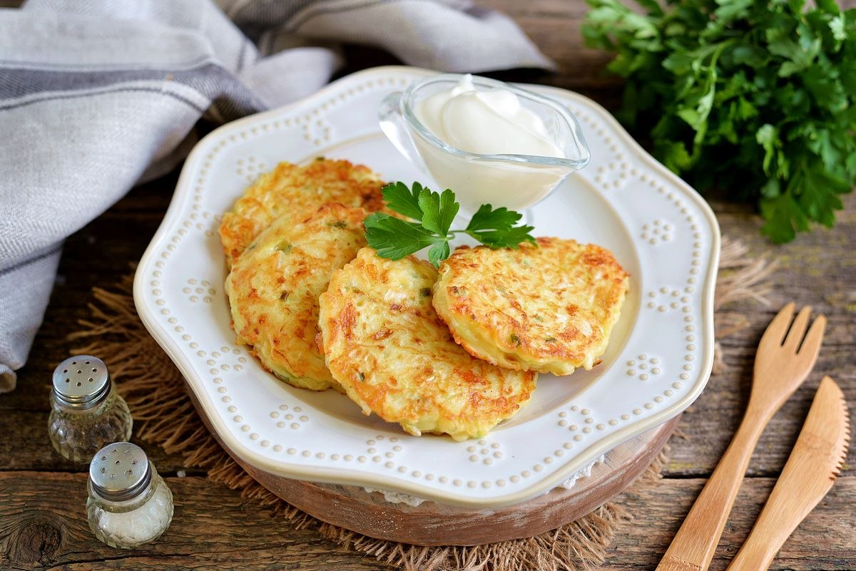 Котлеты с капустой на сковороде. Капустные оладьи. Капустные котлеты. Оладьи из капусты белокочанной. Драники.